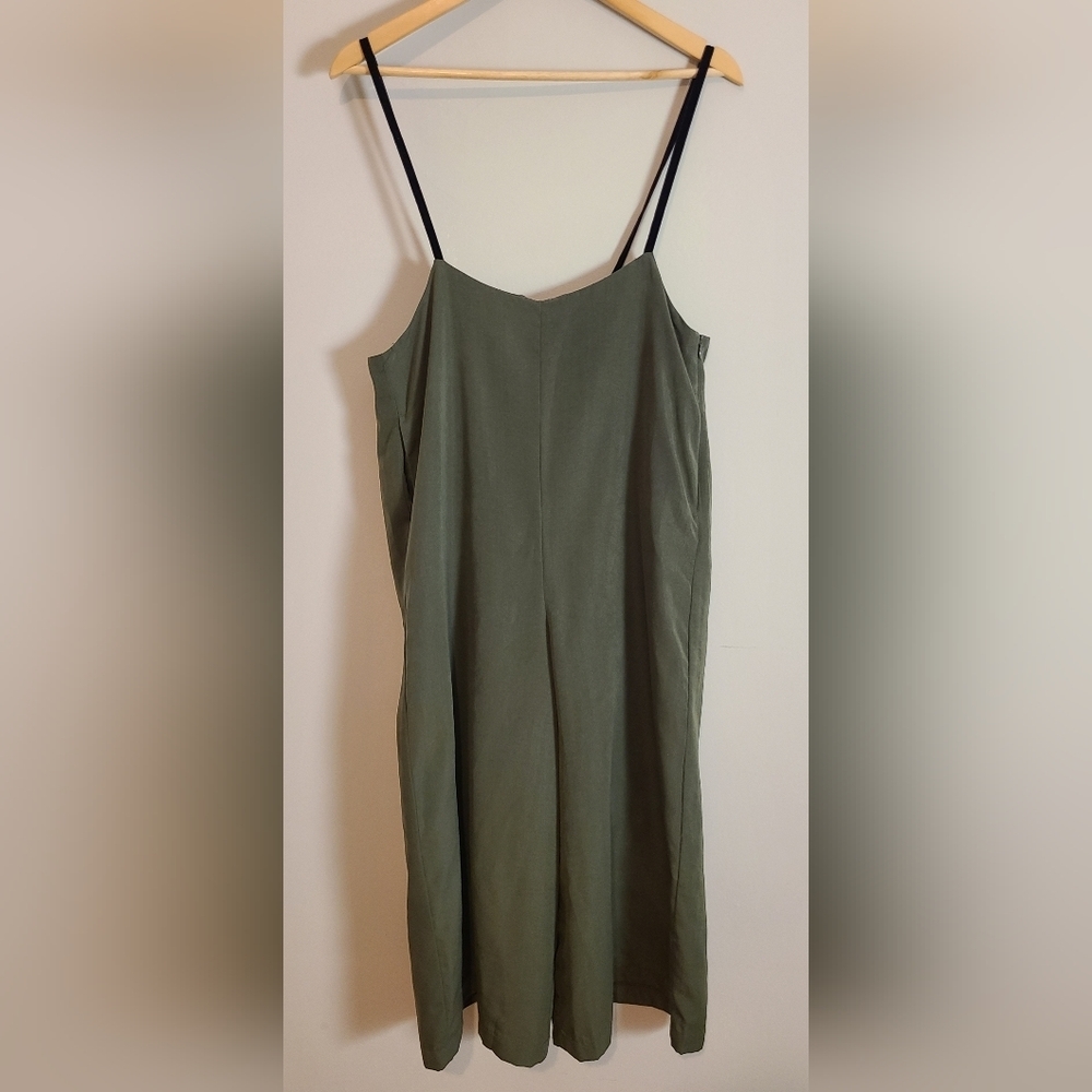 Ray Cassin green suspender capris‎